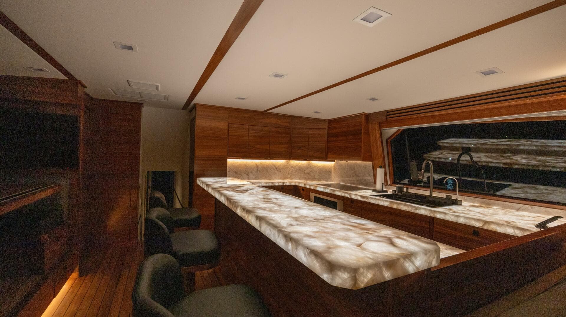 2025 Viking 82 Convertible — photo 7