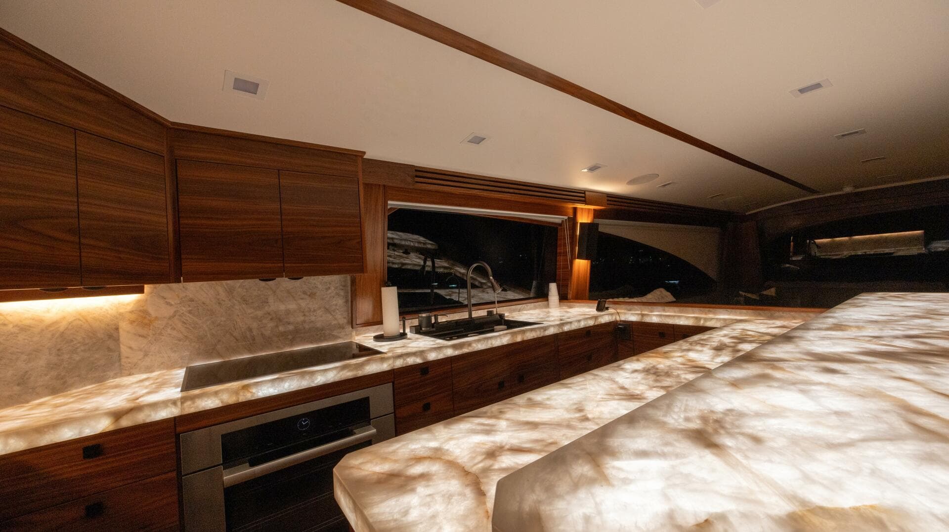 2025 Viking 82 Convertible — photo 11