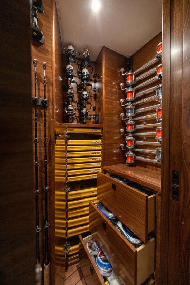 2025 Viking 82 Convertible — photo 44