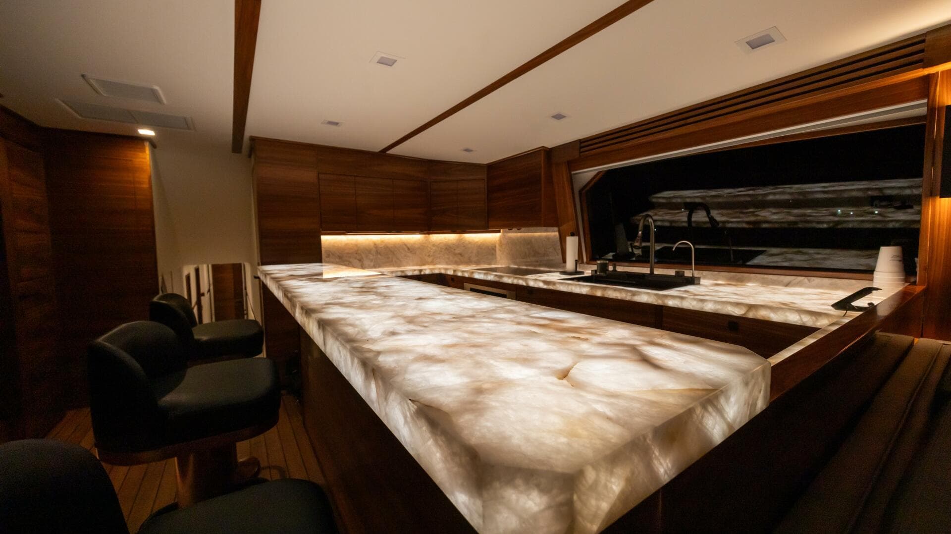 2025 Viking 82 Convertible — photo 9