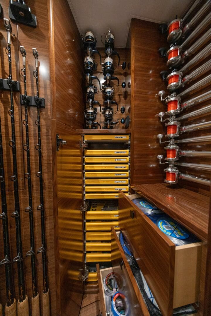 2025 Viking 82 Convertible — photo 41