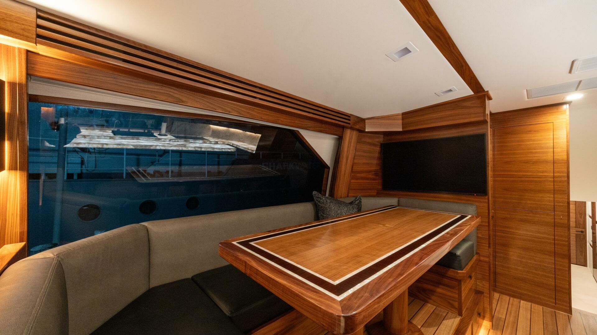 2025 Viking 82 Convertible — photo 12