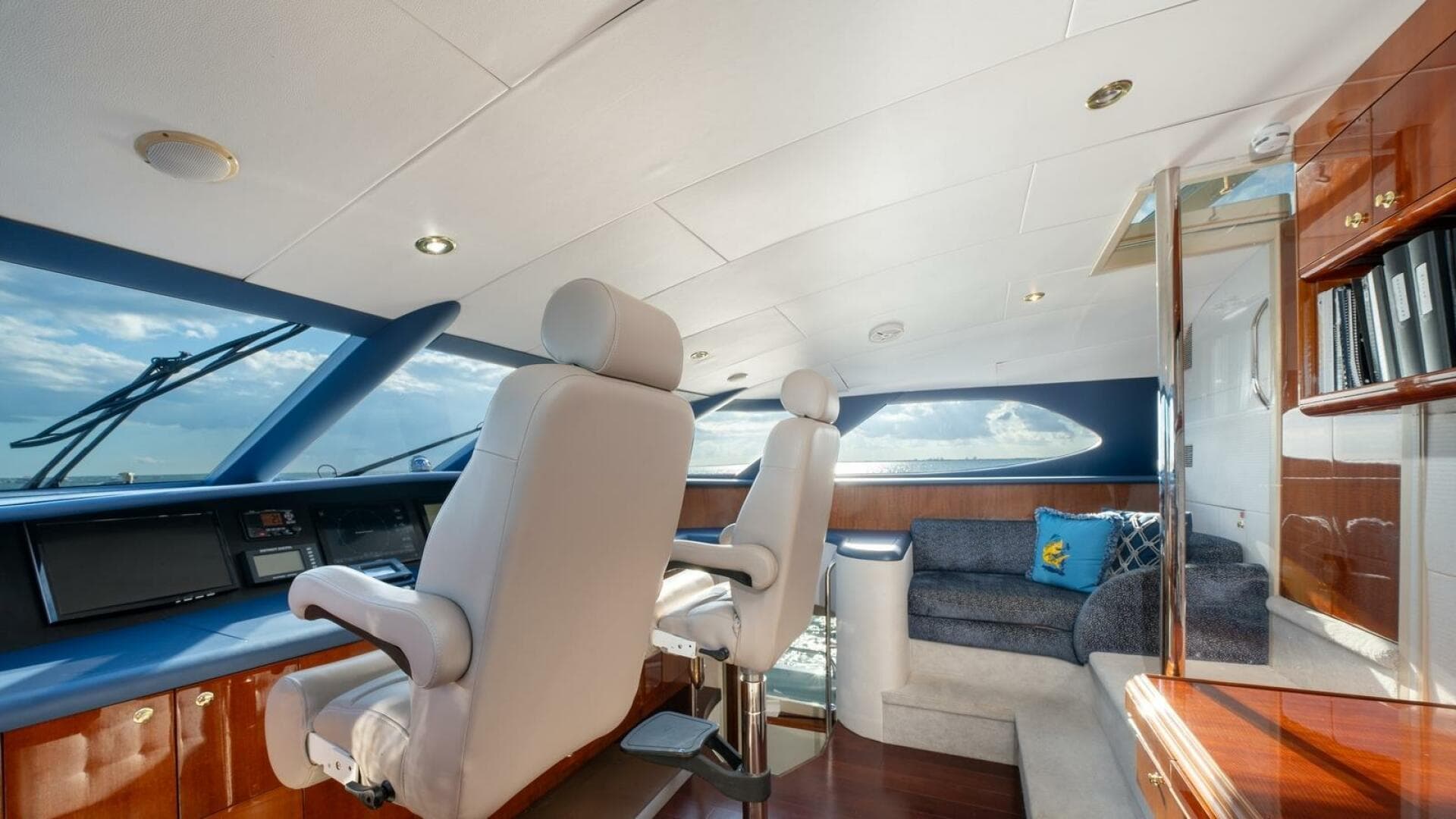 2002 Lazzara Yachts — photo 10