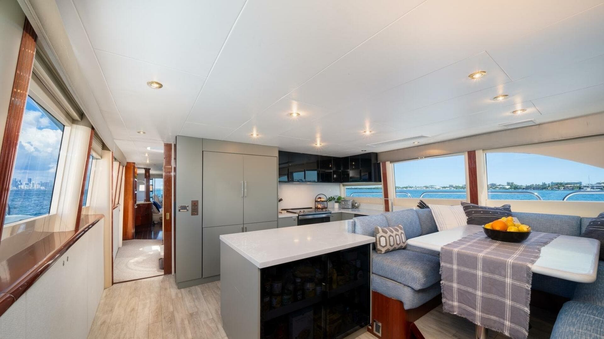 2002 Lazzara Yachts — photo 7