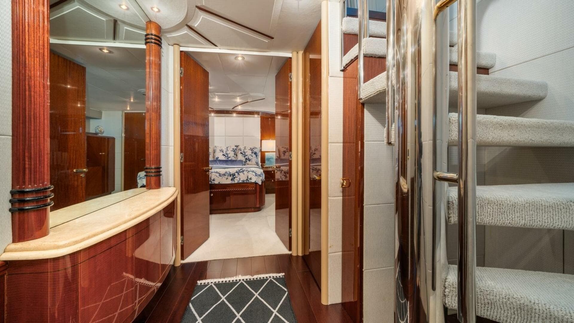 2002 Lazzara Yachts — photo 17