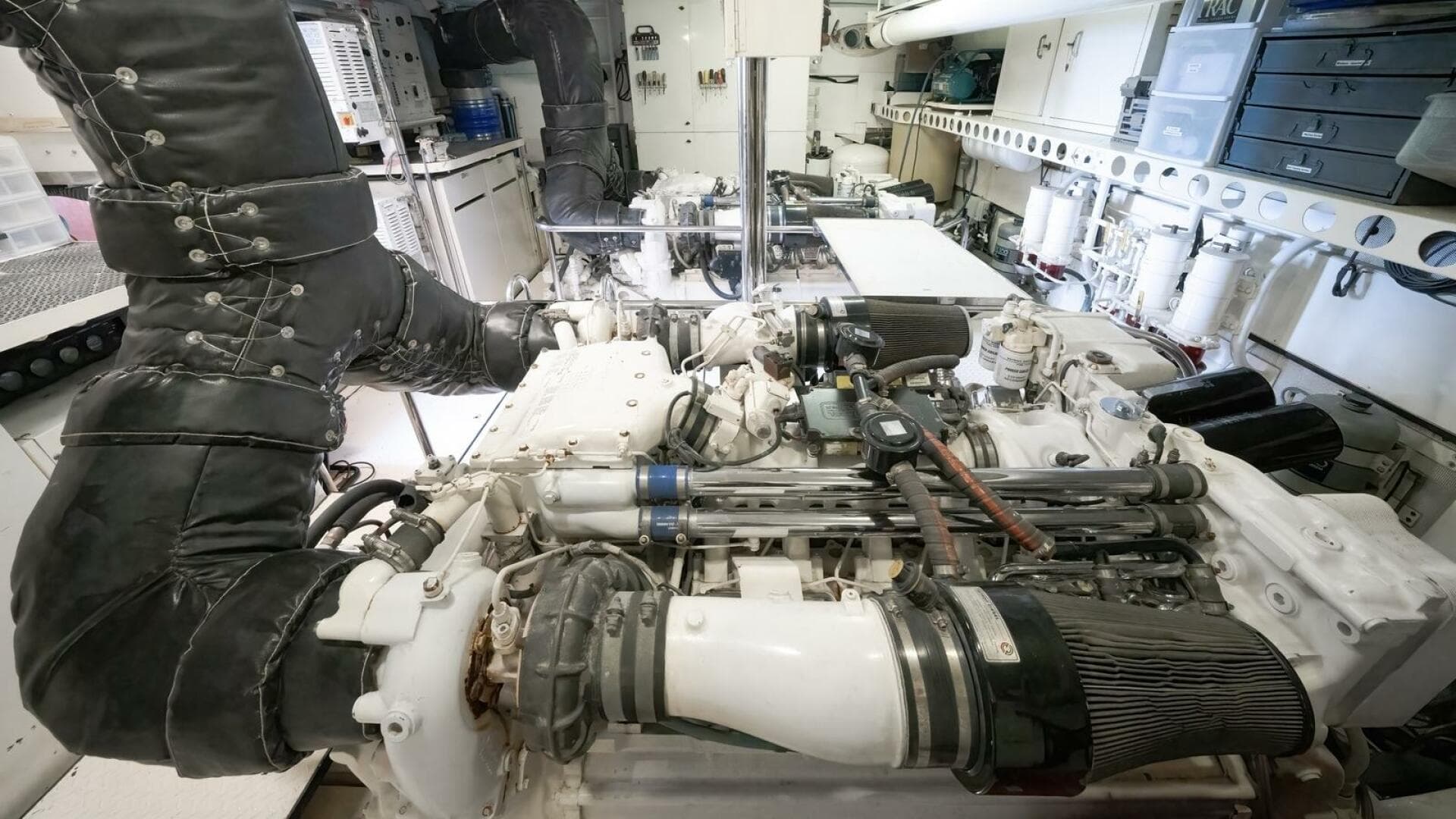 2002 Lazzara Yachts — photo 22