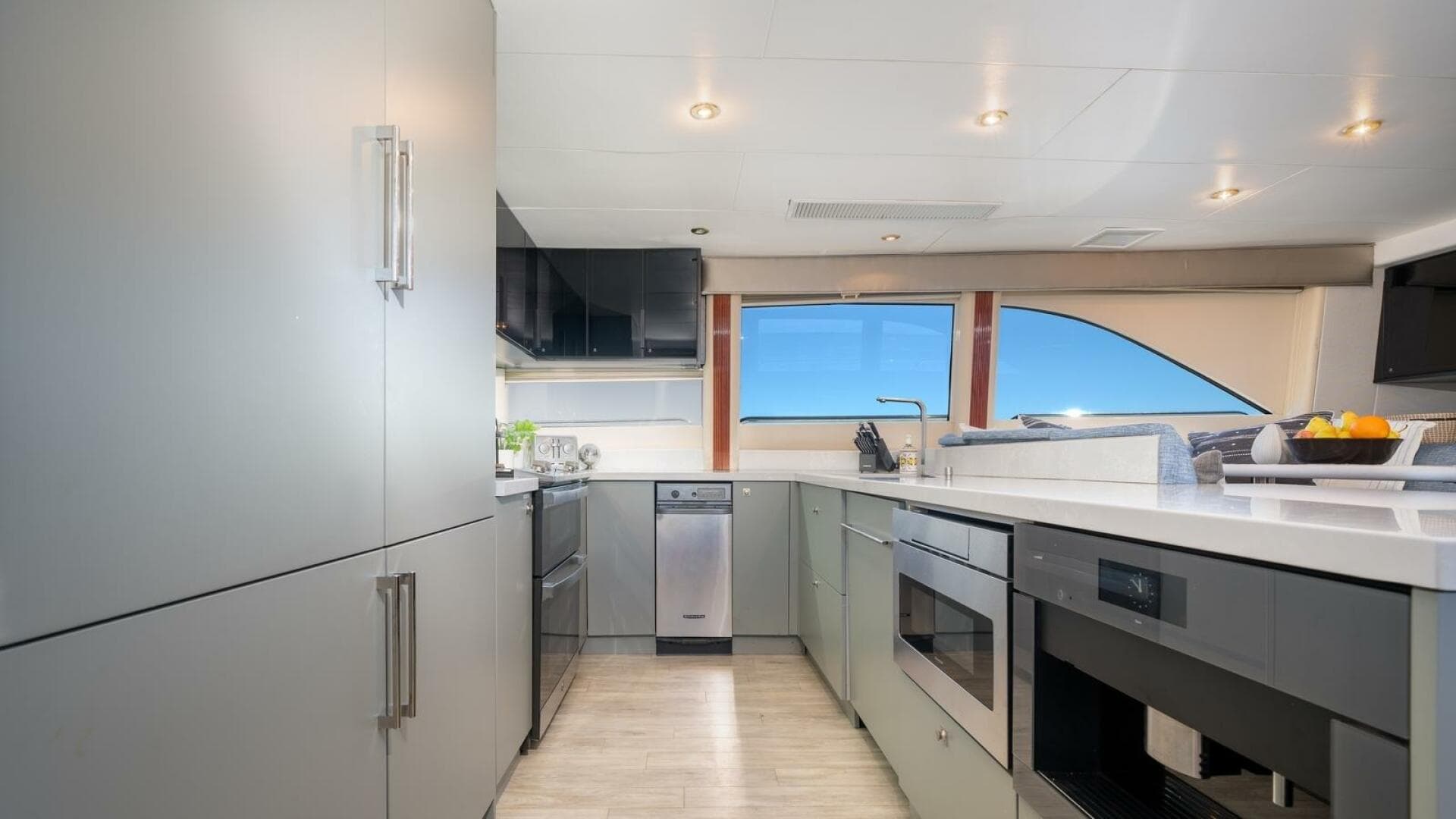 2002 Lazzara Yachts — photo 8