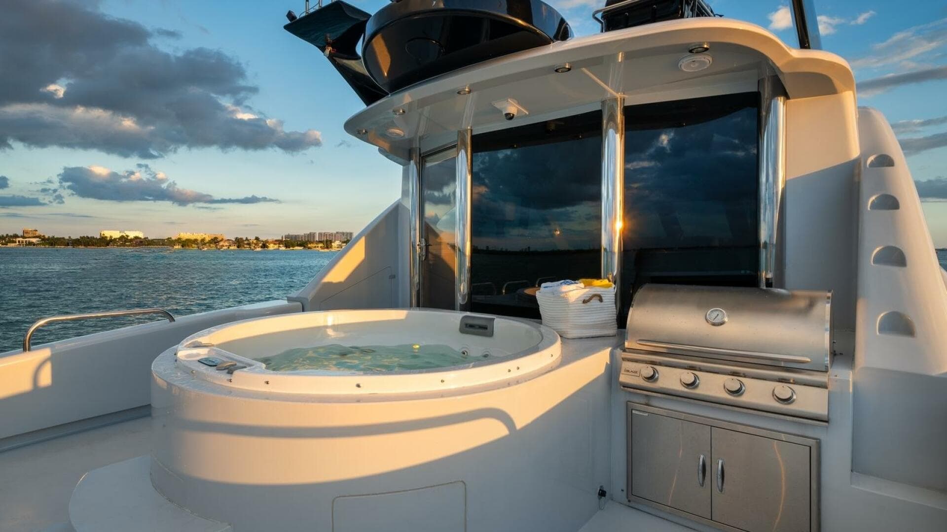 2002 Lazzara Yachts — photo 16