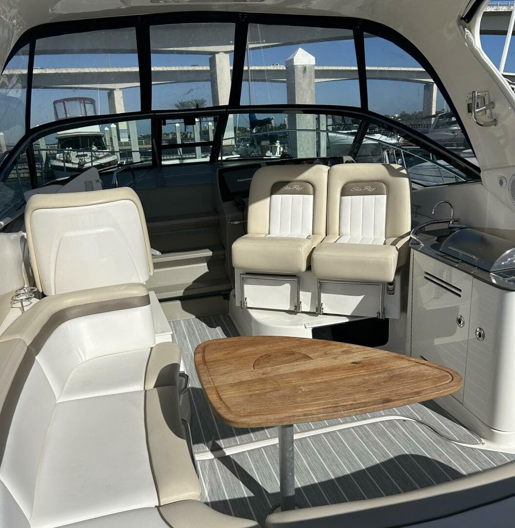 2012 Sea Ray 370 Sundancer — photo 6