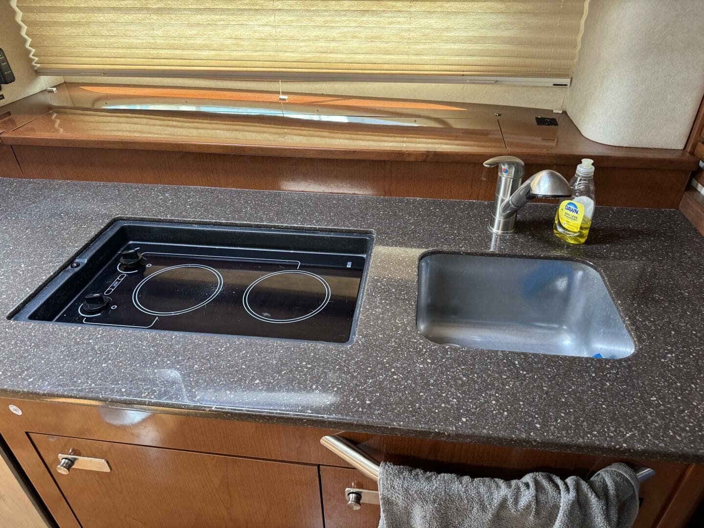2012 Sea Ray 370 Sundancer — photo 13