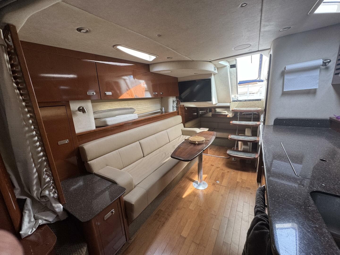 2012 Sea Ray 370 Sundancer — photo 11