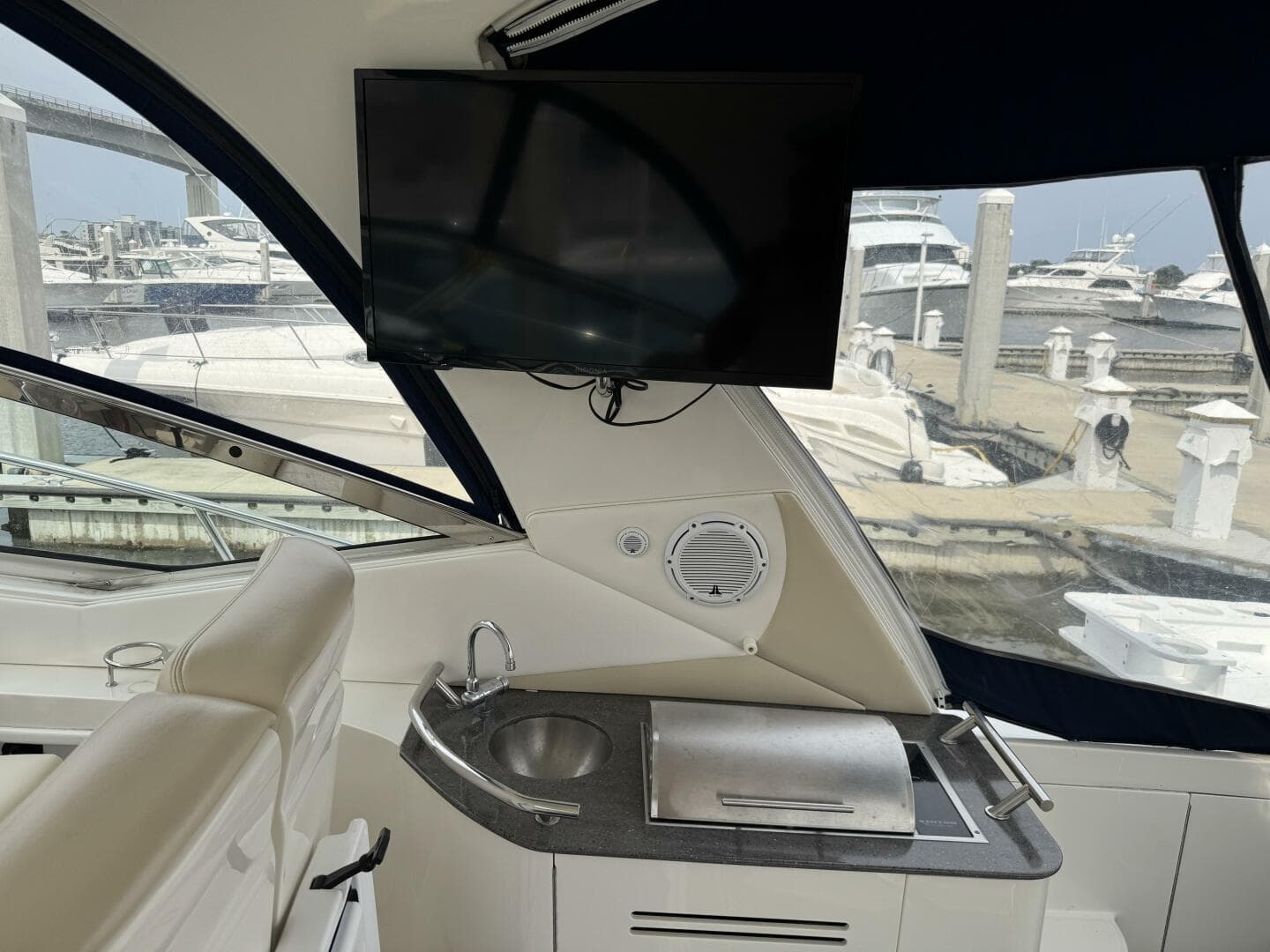 2012 Sea Ray 370 Sundancer — photo 23