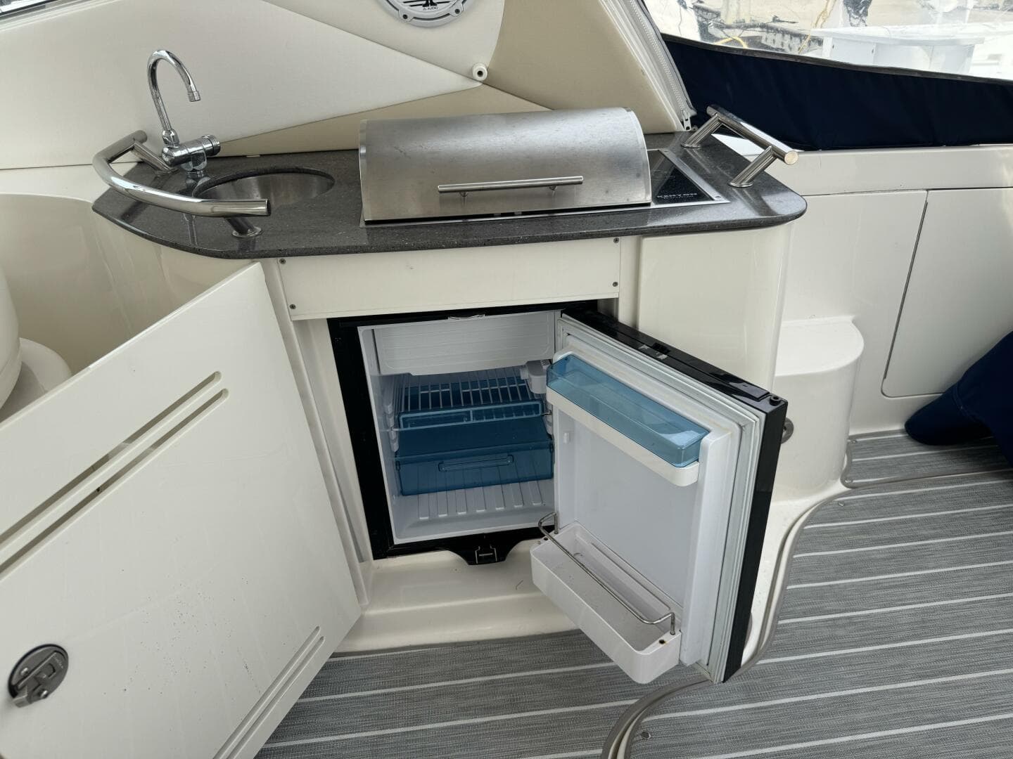 2012 Sea Ray 370 Sundancer — photo 25