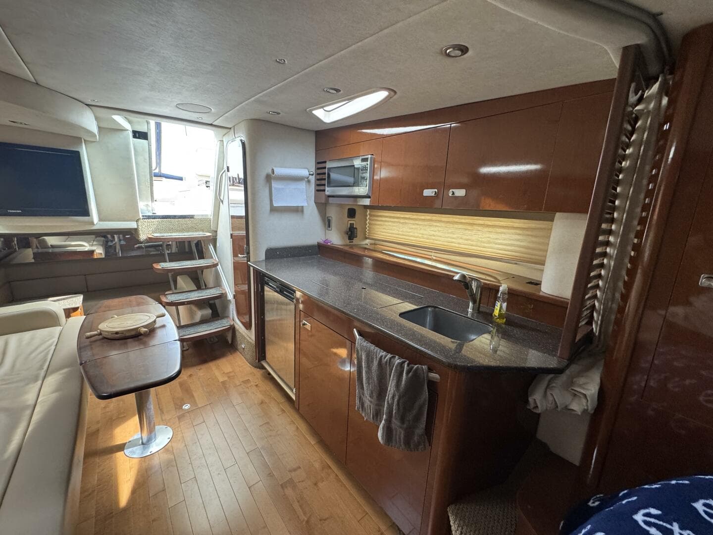 2012 Sea Ray 370 Sundancer — photo 12