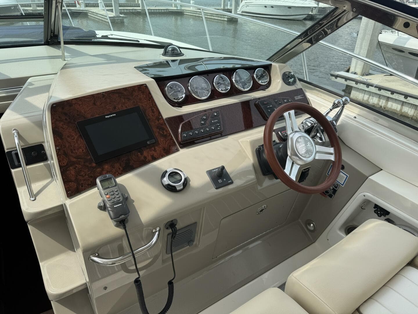 2012 Sea Ray 370 Sundancer — photo 21