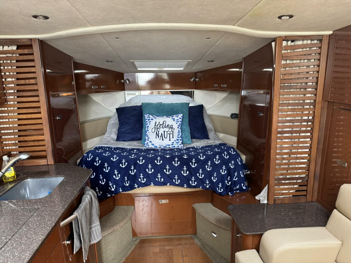 2012 Sea Ray 370 Sundancer — photo 16