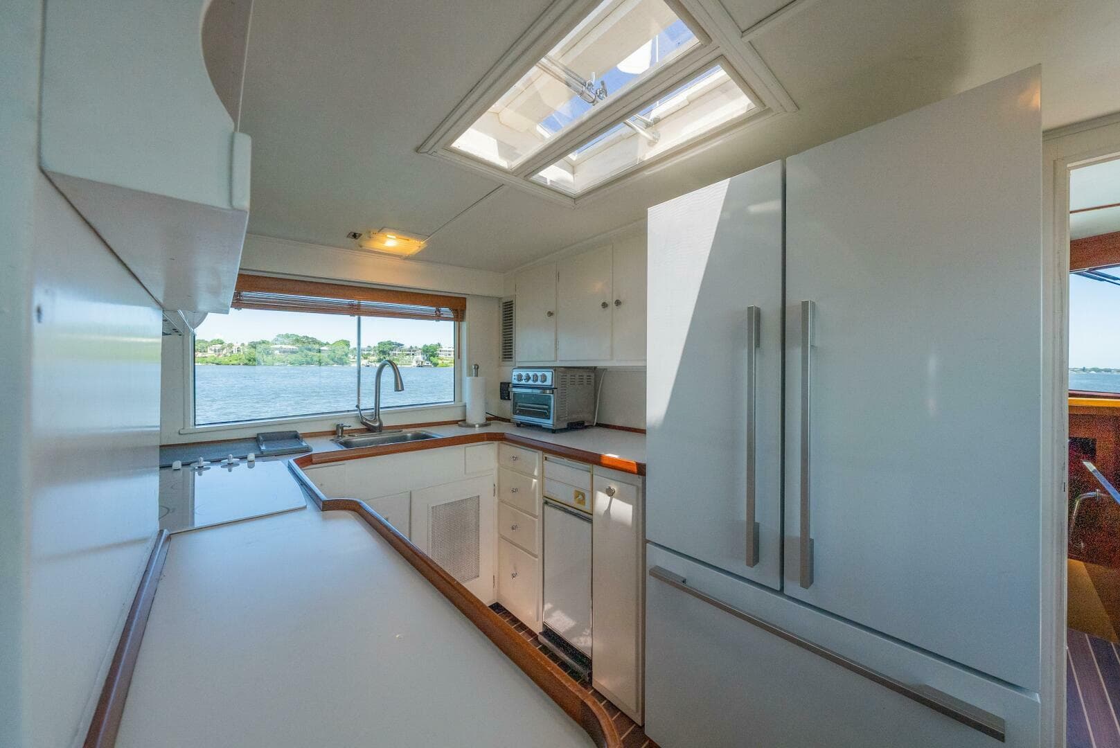 1970 Trumpy Houseboat — photo 6