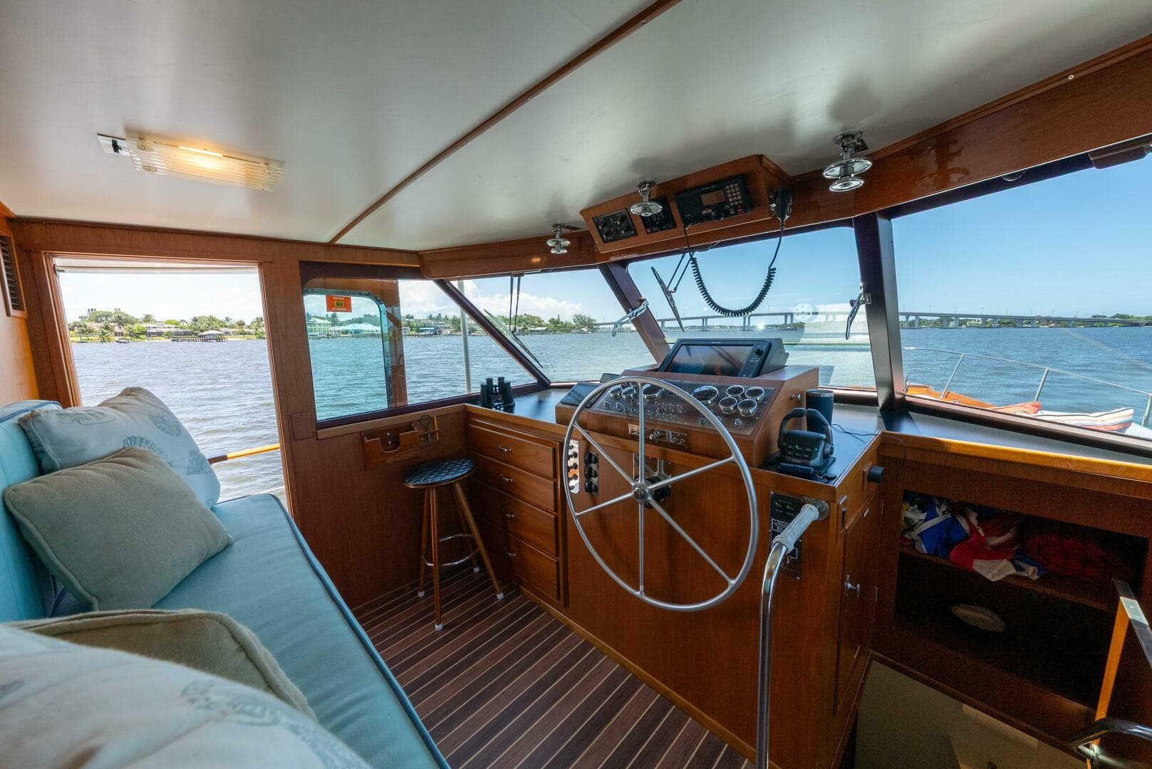 1970 Trumpy Houseboat — photo 8