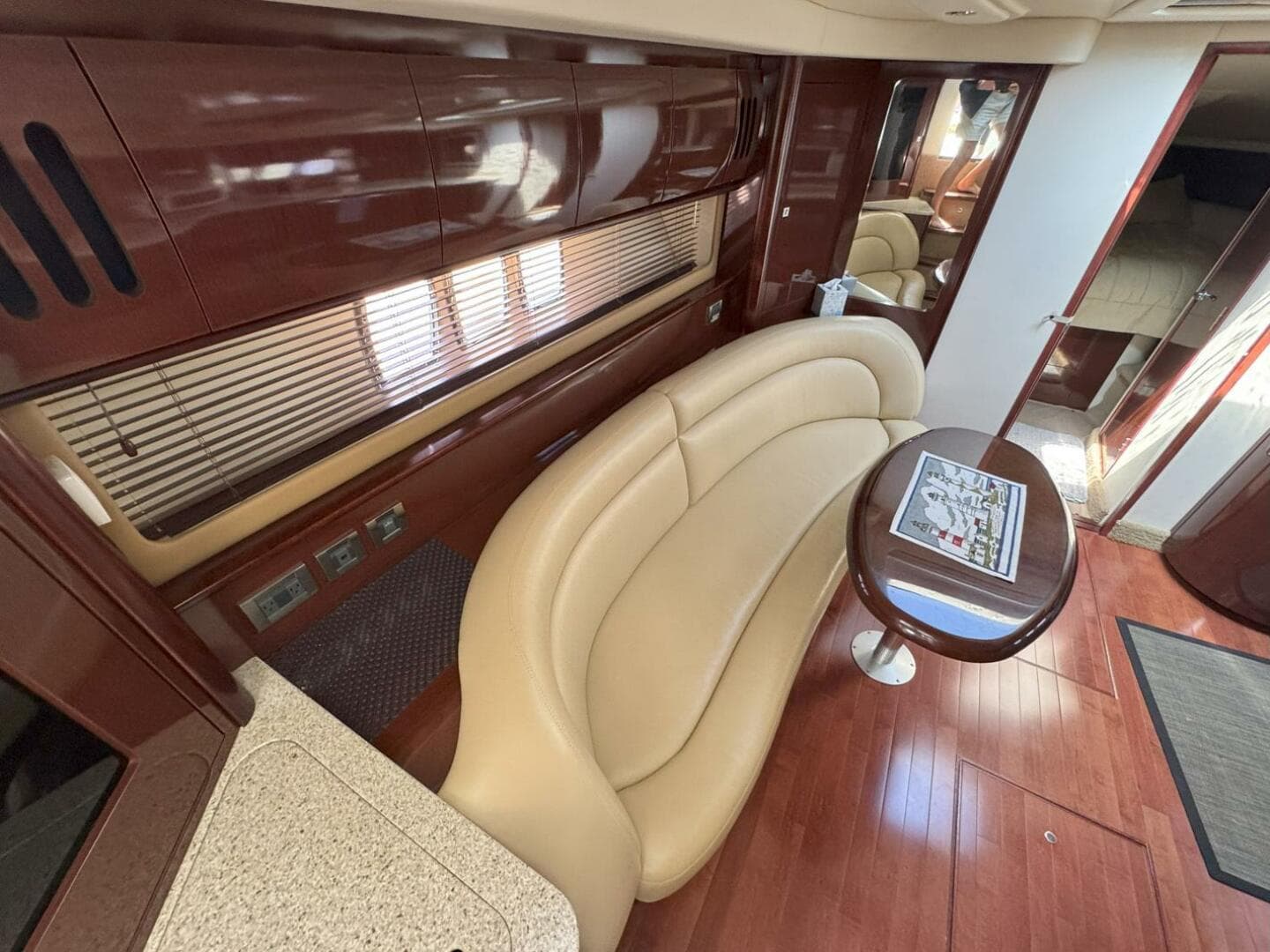 2009 Sea Ray 440 Sundancer — photo 15