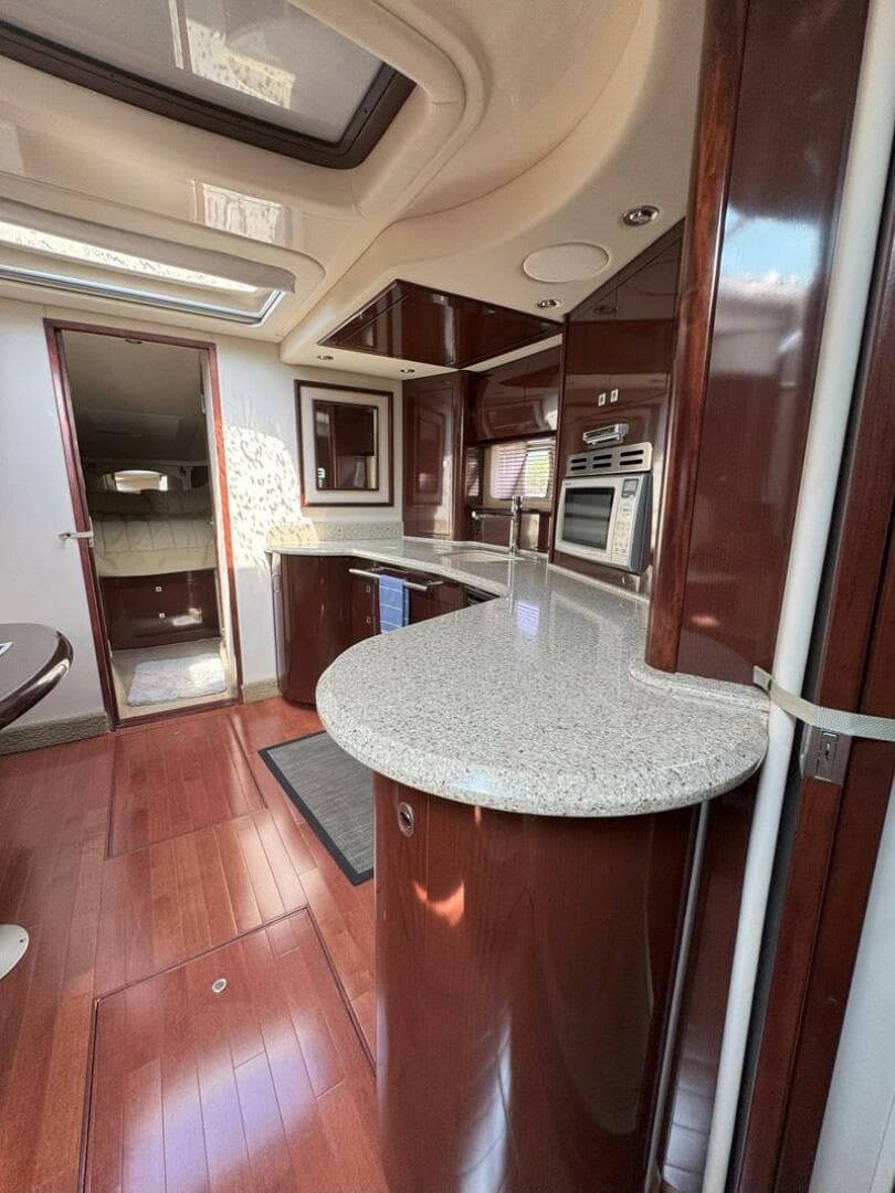2009 Sea Ray 440 Sundancer — photo 23