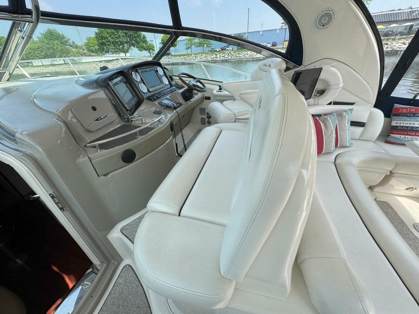 2009 Sea Ray 440 Sundancer — photo 3