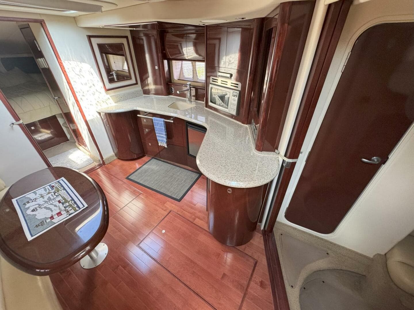 2009 Sea Ray 440 Sundancer — photo 22