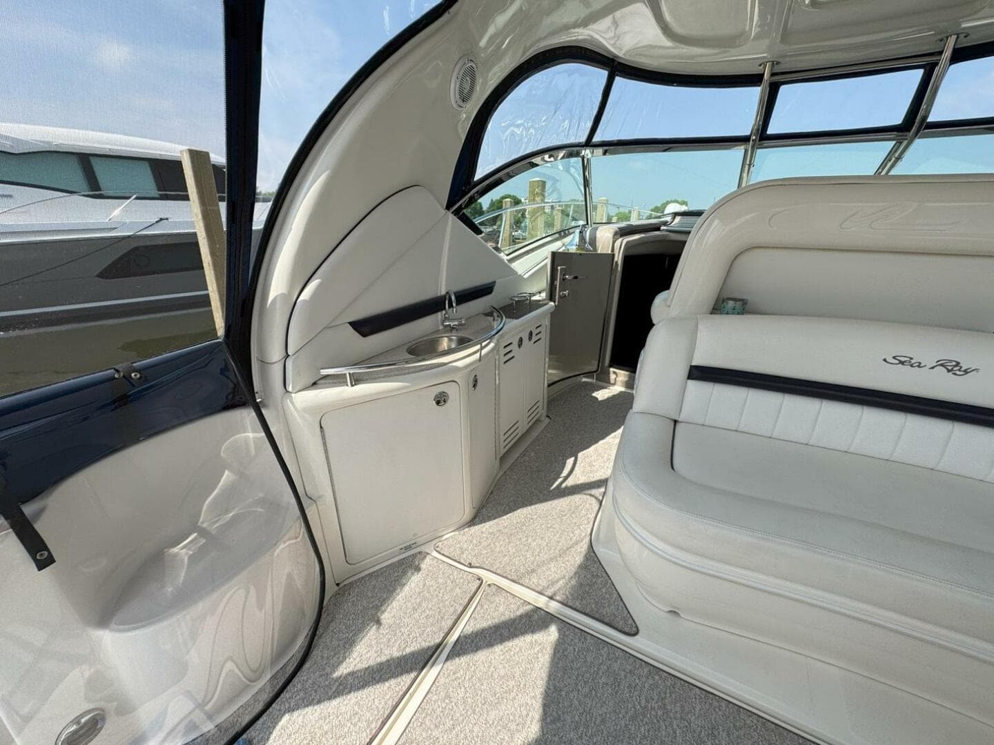 2009 Sea Ray 440 Sundancer — photo 5