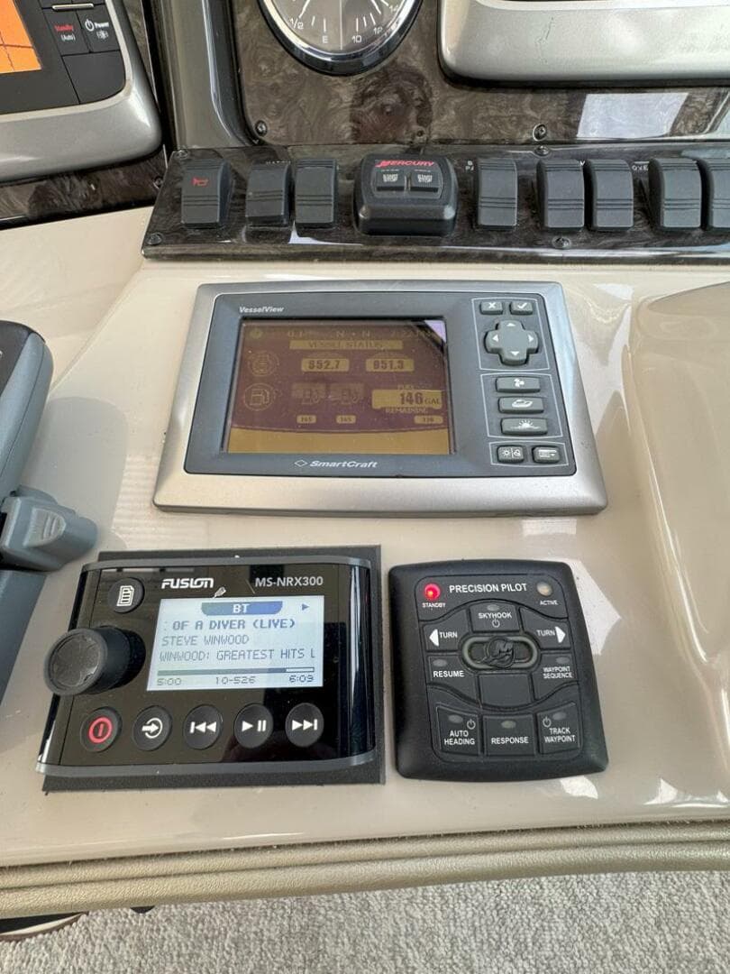 2009 Sea Ray 440 Sundancer — photo 10