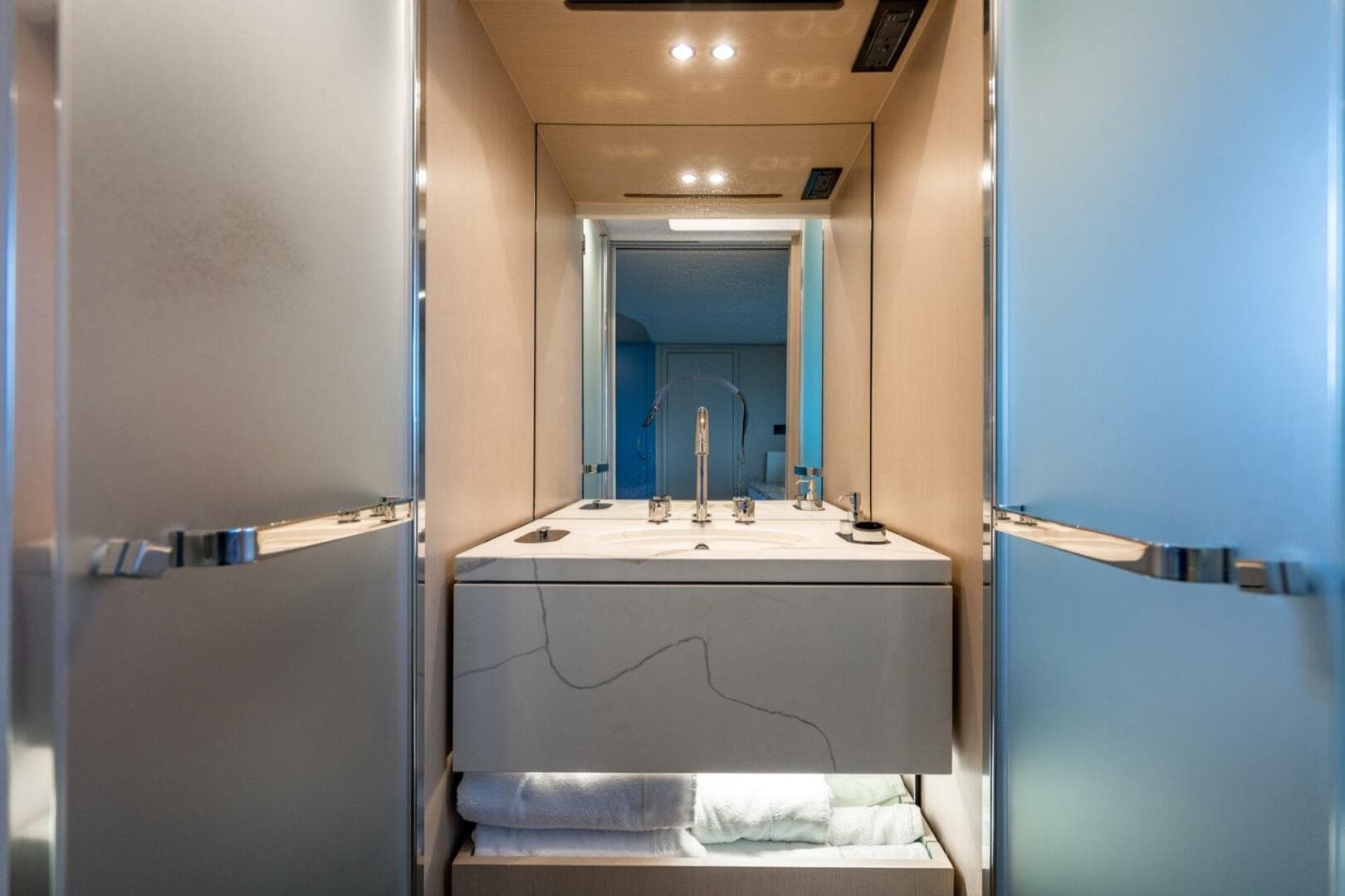 2023 Azimut Fly 68 — photo 17