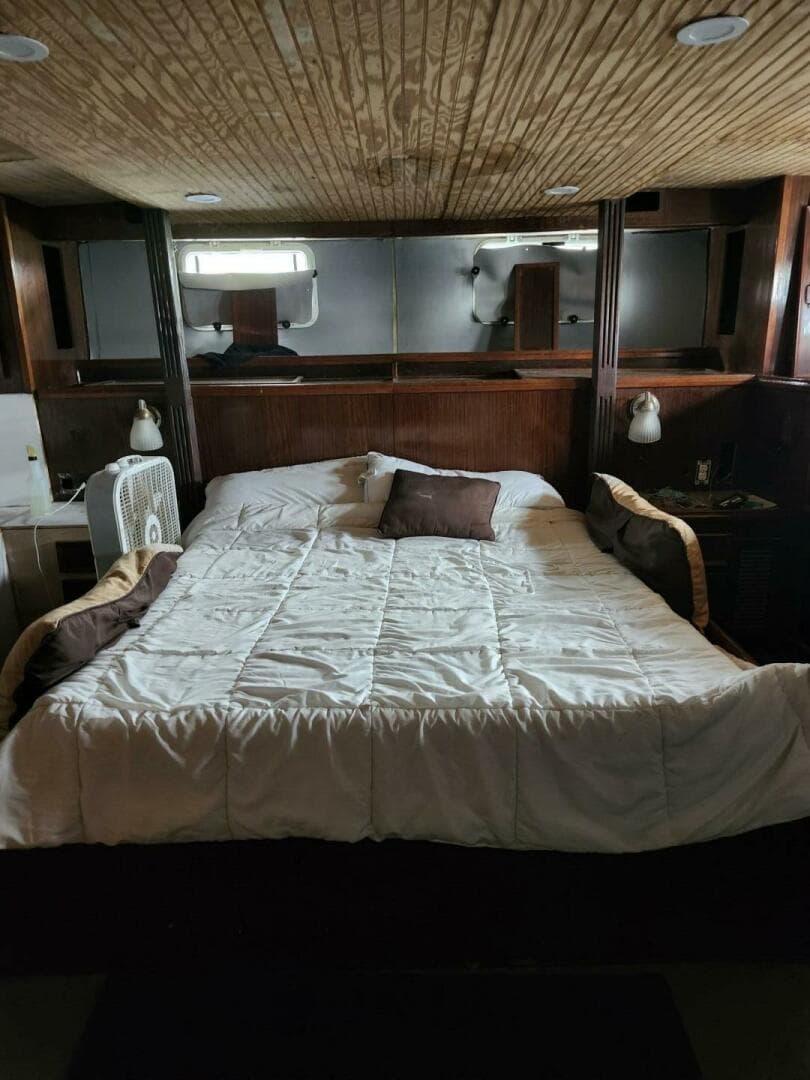 1982 Hatteras — photo 6