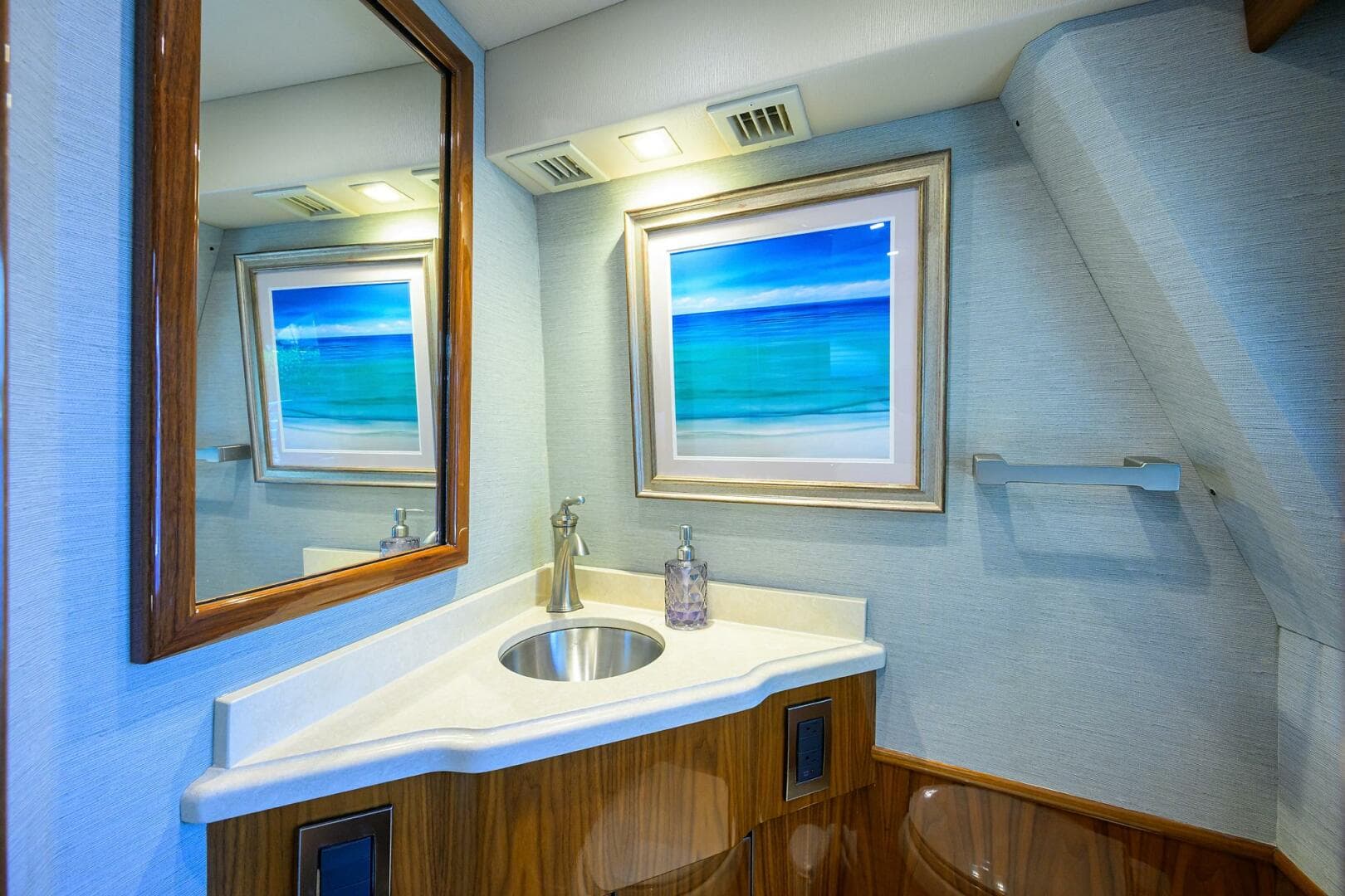 2021 Viking 72 Convertible — photo 10