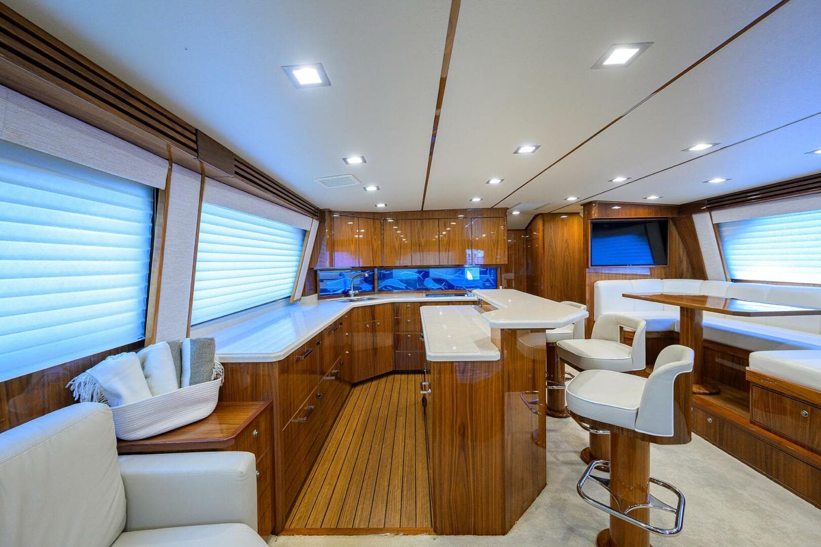 2021 Viking 72 Convertible — photo 6