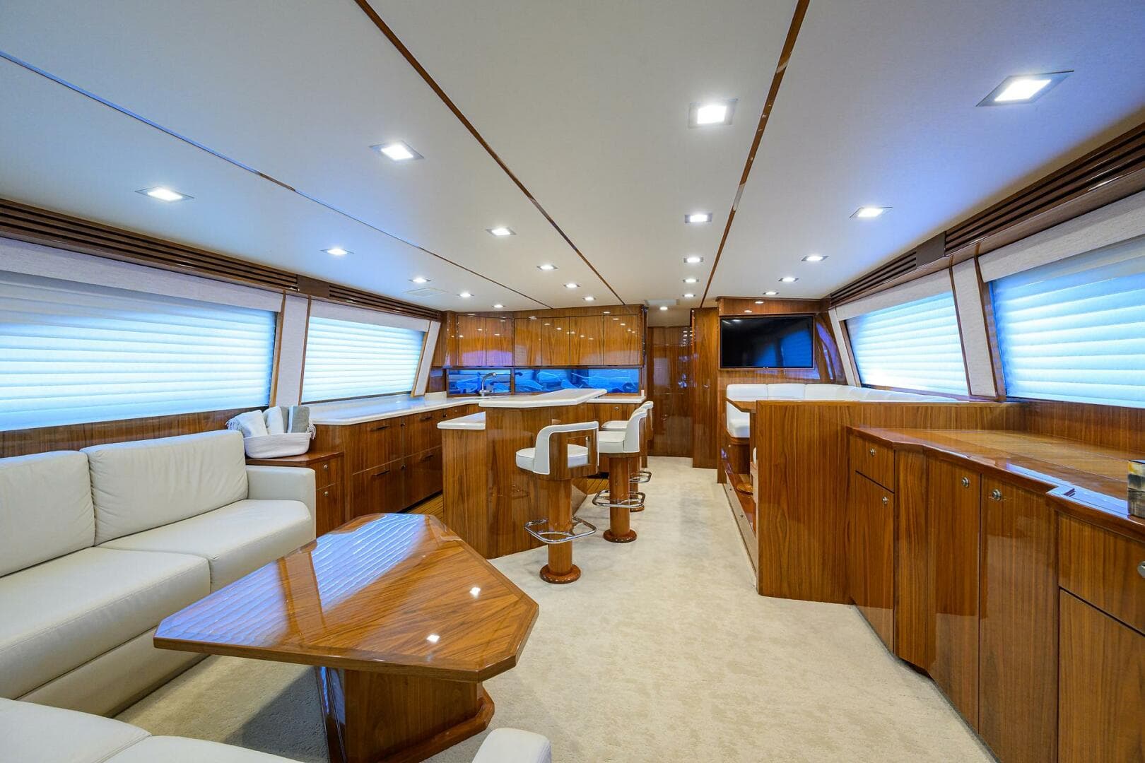 2021 Viking 72 Convertible — photo 2