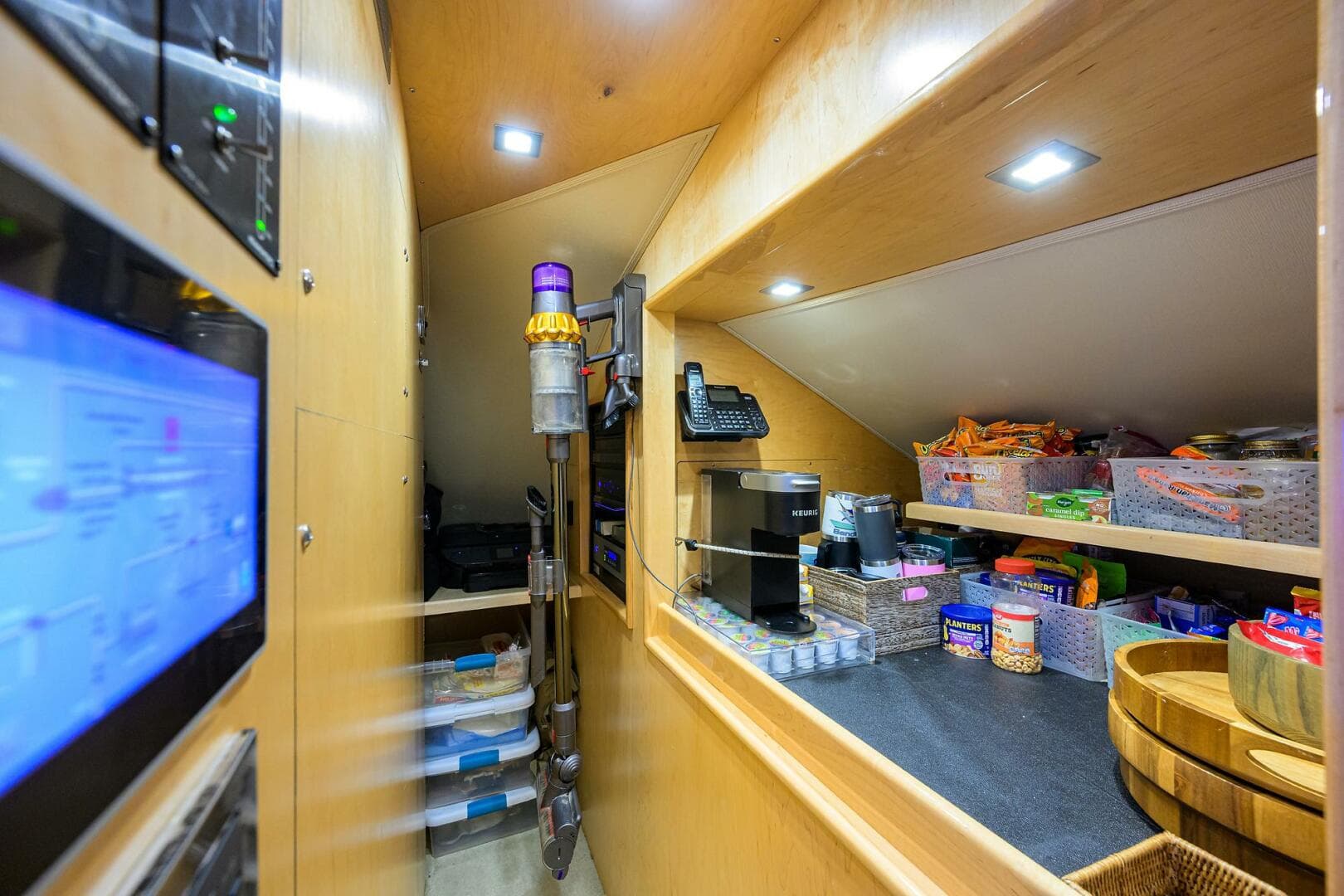 2021 Viking 72 Convertible — photo 11