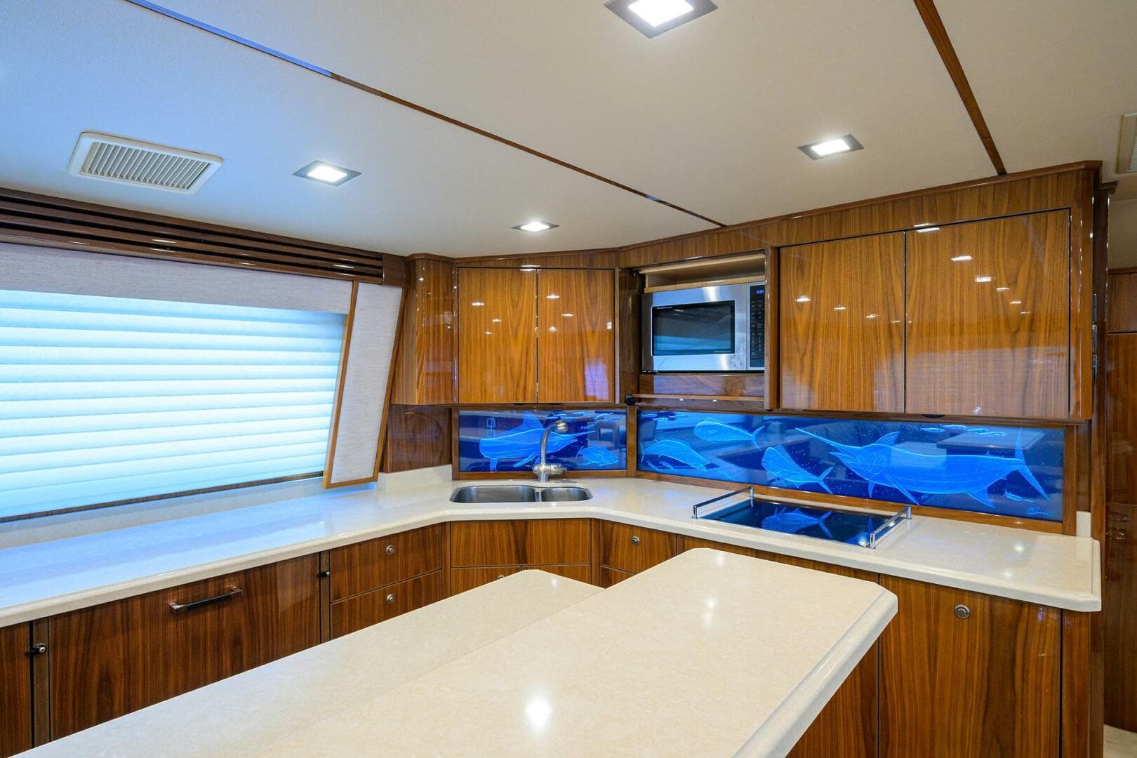 2021 Viking 72 Convertible — photo 7