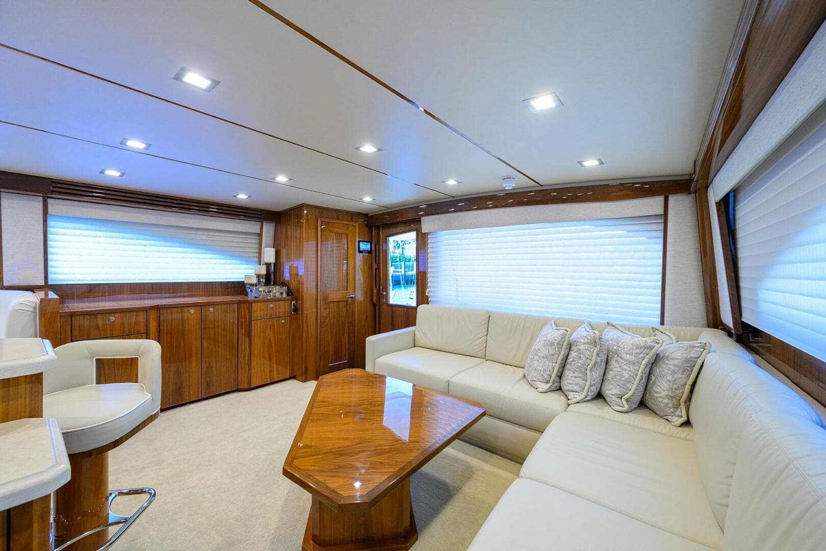 2021 Viking 72 Convertible — photo 4