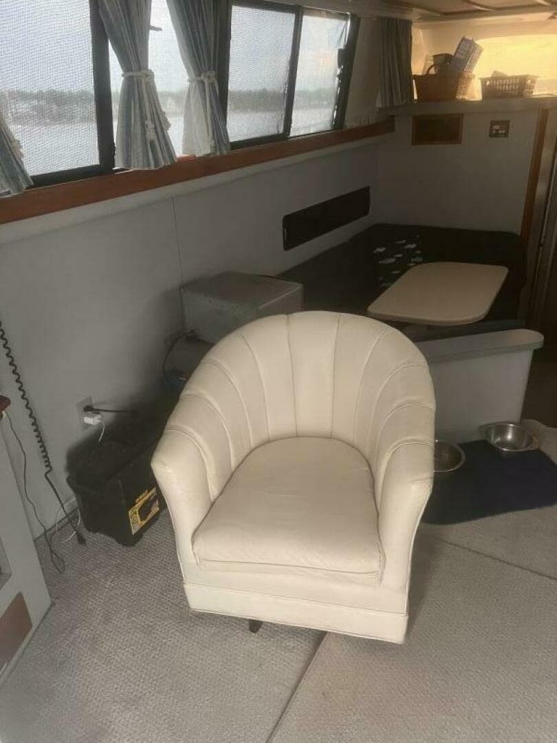 1990 Luhrs 3400 — photo 19