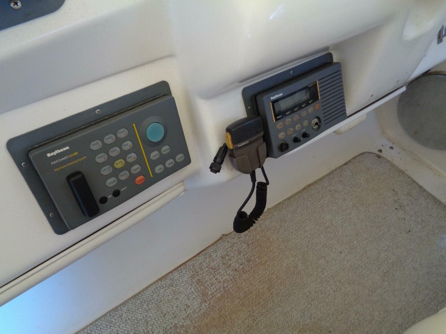 1997 Sea Ray 370 Sundancer — photo 10