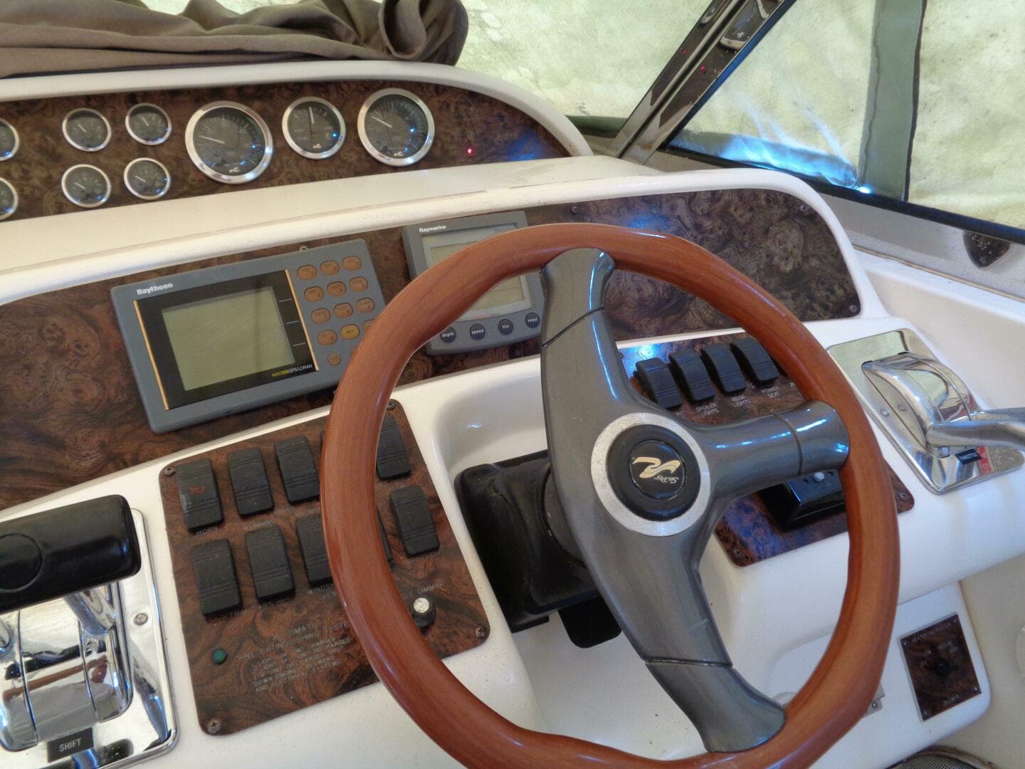 1997 Sea Ray 370 Sundancer — photo 11