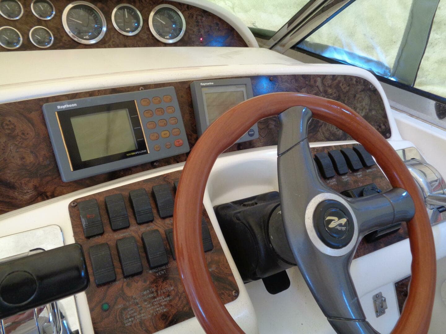 1997 Sea Ray 370 Sundancer — photo 9