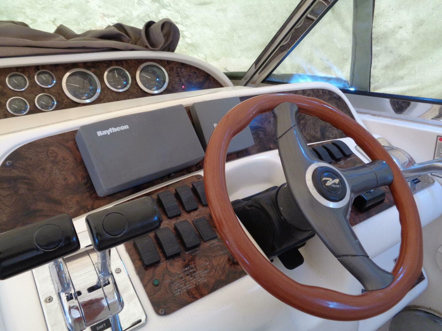 1997 Sea Ray 370 Sundancer — photo 8