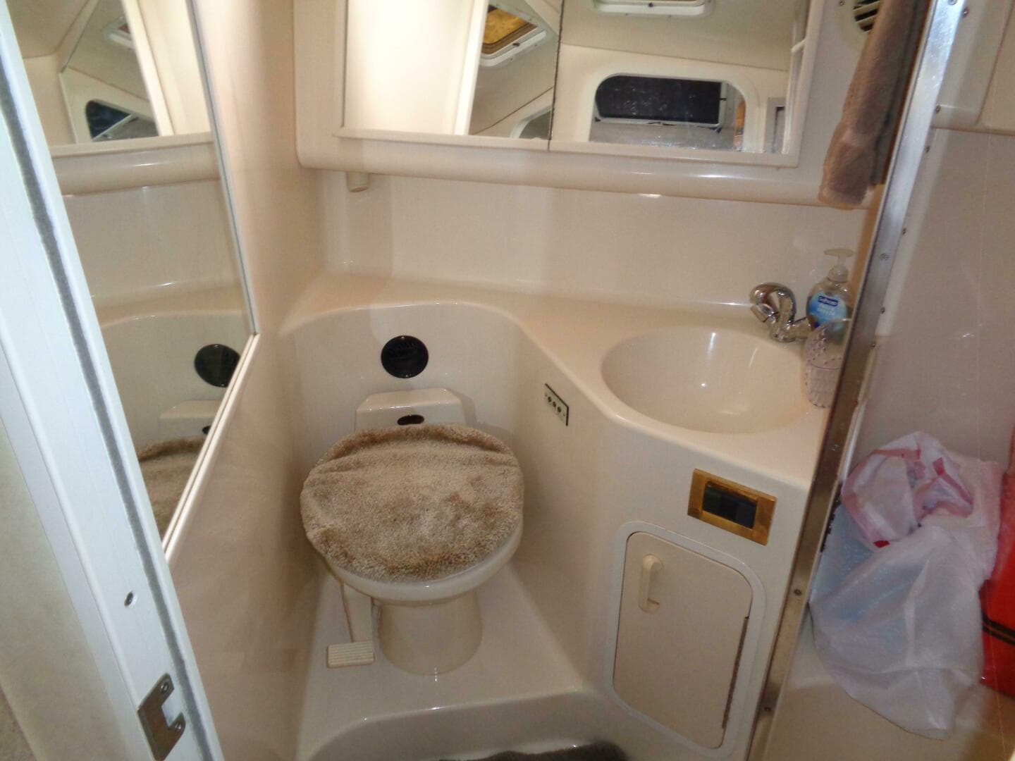 1997 Sea Ray 370 Sundancer — photo 26