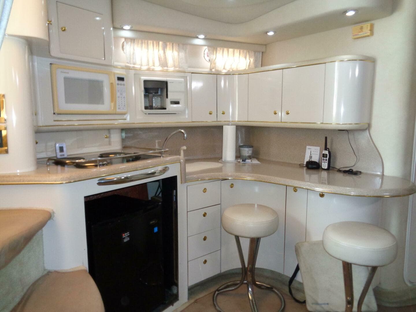 1997 Sea Ray 370 Sundancer — photo 13