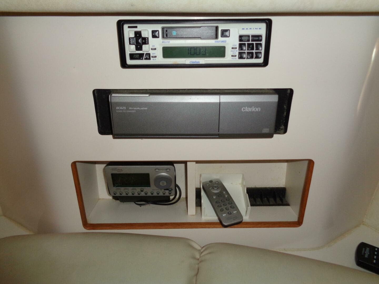 1997 Sea Ray 370 Sundancer — photo 20