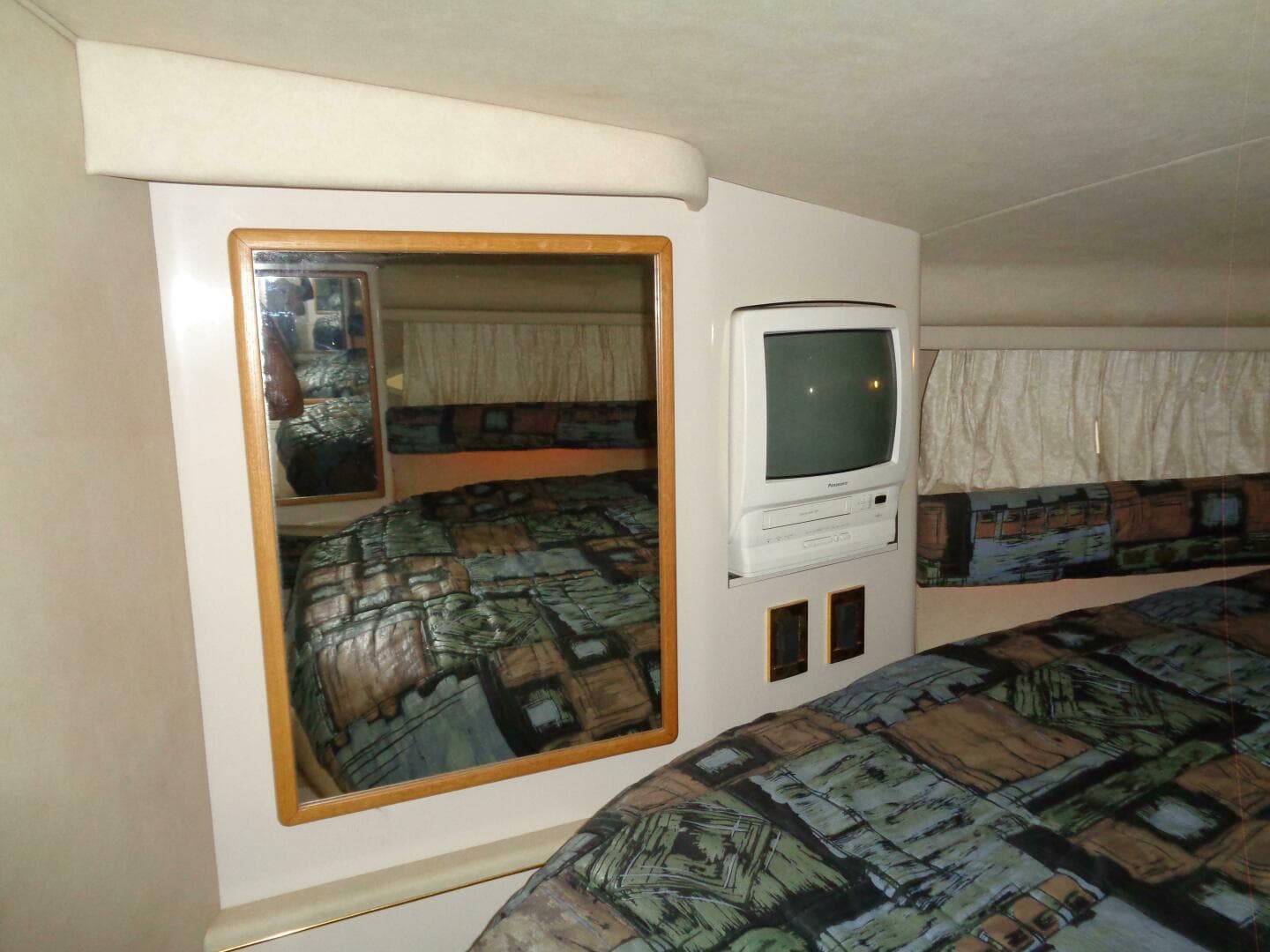 1997 Sea Ray 370 Sundancer — photo 23