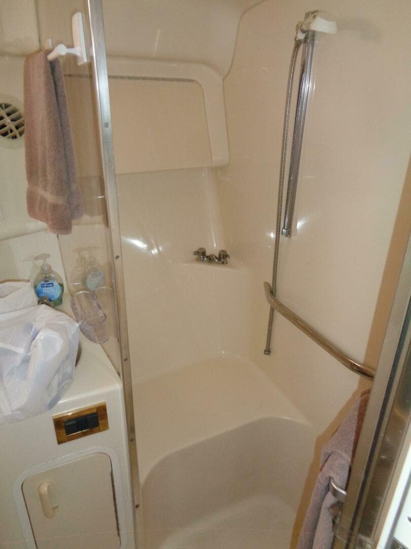 1997 Sea Ray 370 Sundancer — photo 28