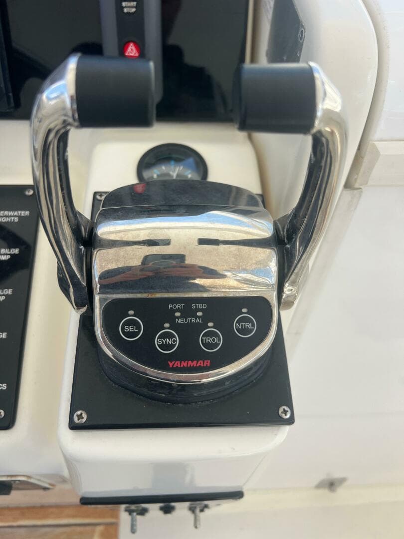 1997 Pursuit 3000 Offshore Express — photo 9