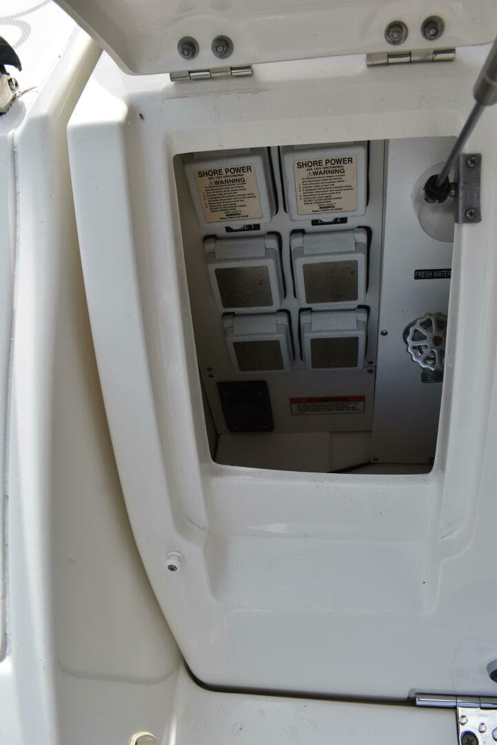 2011 Sea Ray 310 Sundancer — photo 10