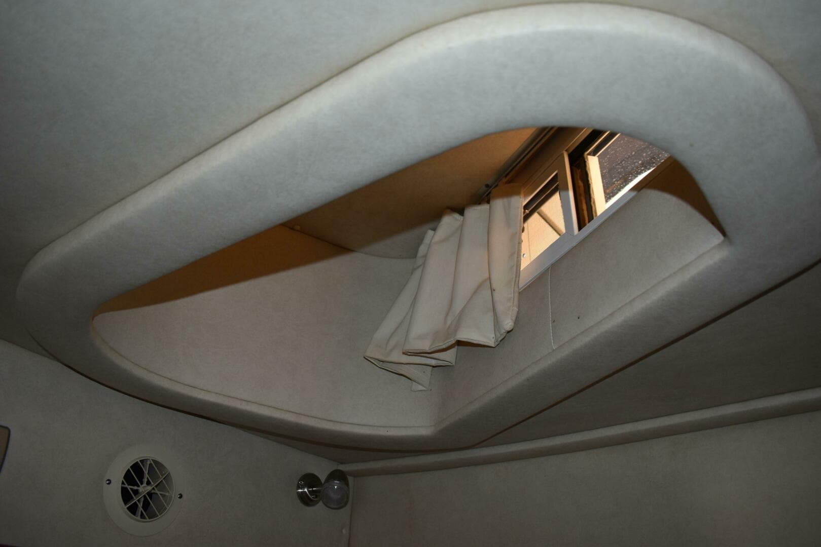 2011 Sea Ray 310 Sundancer — photo 50