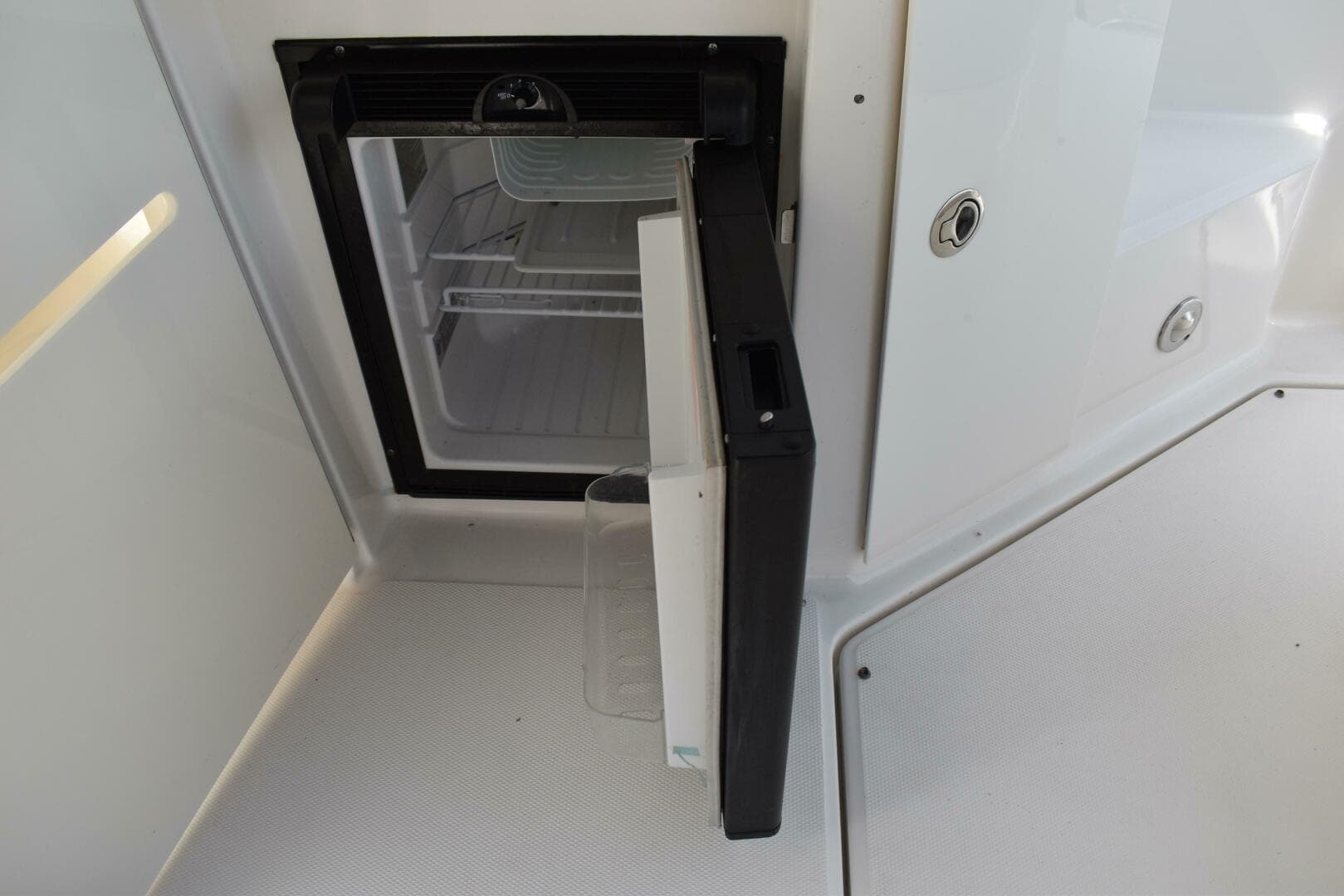 2011 Sea Ray 310 Sundancer — photo 17